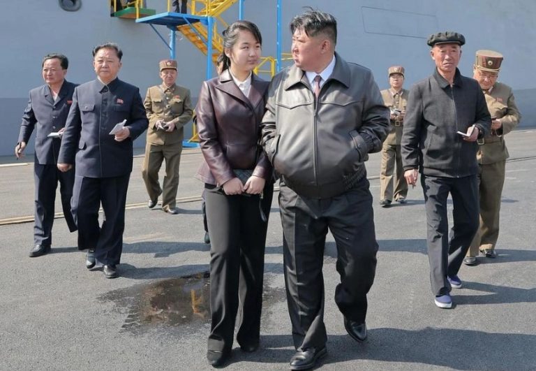 Nordkorea: Neuer Zerstörer bei Stapellauf beschädigt – Kim Jong-un reagiert wütend